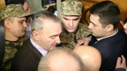 Трибуна парламента заблокирована: Ляшко и Тарута бунтуют в Раде Трибуна парламента заблокирована: Ляшко и Тарута бунтуют в Раде