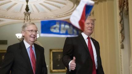 "Трамп - предатель!" В Капитолии Трампа забросали российскими флажками "Трамп - предатель!" В Капитолии Трампа забросали российскими флажками