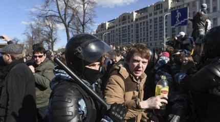 «Дети Навального» решили затравить семью омоновца и готовить «коктейли Молотова»