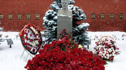 Две гвоздики для товарища Сталина Две гвоздики для товарища Сталина