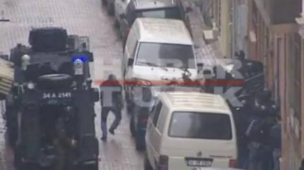 В Турции две женщины забросали гранатами полицейский участок В Турции две женщины забросали гранатами полицейский участок