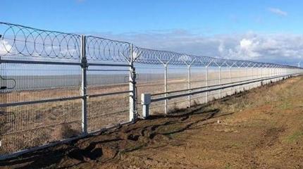 В Крыму на границе с Украиной возвели стену длиной 60 км В Крыму на границе с Украиной возвели стену длиной 60 км