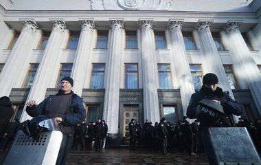 «Правительство Яценюка — грабёж!»: в Киеве проходит митинг за отставку премьера «Правительство Яценюка — грабёж!»: в Киеве проходит митинг за отставку премьера