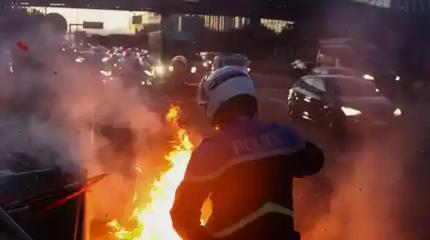 Париж закипел: протестующие во Франции открыли охоту за головой Макрона
