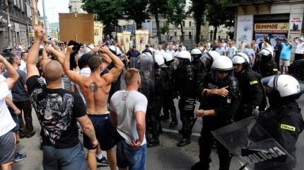 Польские радикалы с криками о Волынской резне напали на украинцев Польские радикалы с криками о Волынской резне напали на украинцев