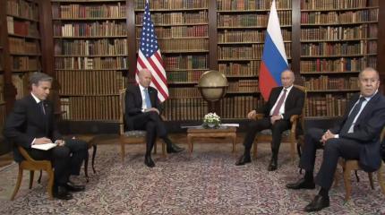 На встрече Путина и Байдена поставили глобус с российской Аляской На встрече Путина и Байдена поставили глобус с российской Аляской