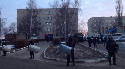 Цыгане, устроившие беспорядки в Туле, провоцируют драки с ОМОН Цыгане, устроившие беспорядки в Туле, провоцируют драки с ОМОН