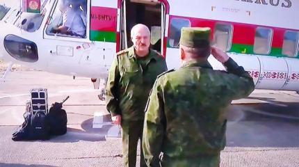 Лукашенко вспомнил Фиделя Кастро, взяв в руки автомат Лукашенко вспомнил Фиделя Кастро, взяв в руки автомат