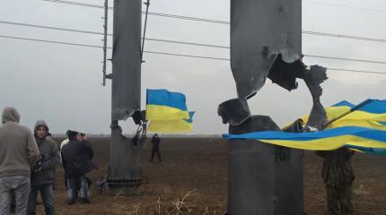 Сломана опора ЛЭП, но не сломлен духом боец новой Украины Сломана опора ЛЭП, но не сломлен духом боец новой Украины