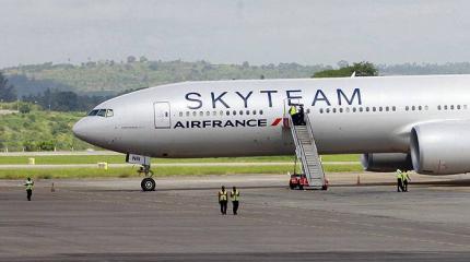 УкроСМИ: Двое россиян заложили бомбу в самолет авиакомпании Air France, следовавшего в Париж УкроСМИ: Двое россиян заложили бомбу в самолет авиакомпании Air France, следовавшего в Париж