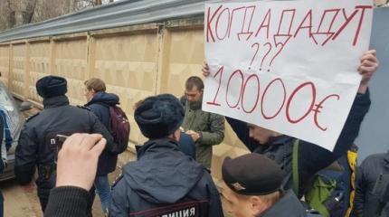 Полиция задержала школьников, требовавших у Навального обещанные €10 000 Полиция задержала школьников, требовавших у Навального обещанные €10 000