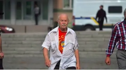 Один в поле воин: житель Львова не побоялся возложить цветы в футболке СССР Один в поле воин: житель Львова не побоялся возложить цветы в футболке СССР