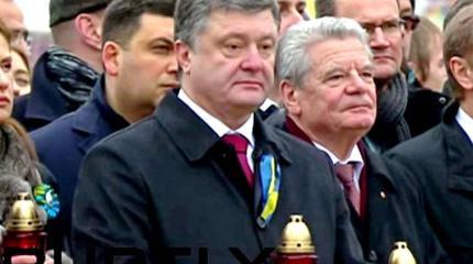 Порошенко рассмеялся во время молитвы в память о жертвах «евромайдана»