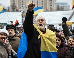 Россияне поставили на место провокатора с украинским флагом Россияне поставили на место провокатора с украинским флагом