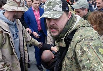 Неонацисты терроризировали беременную киевлянку, отказавшуюся сдать деньги Неонацисты терроризировали беременную киевлянку, отказавшуюся сдать деньги