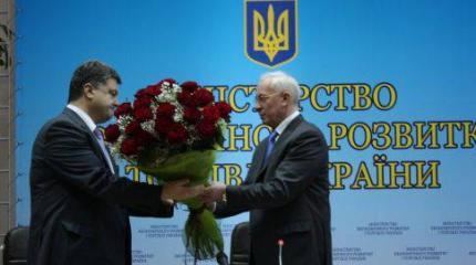 Новая стратегия США: «стрелочник» Порошенко и президент Азаров Новая стратегия США: «стрелочник» Порошенко и президент Азаров