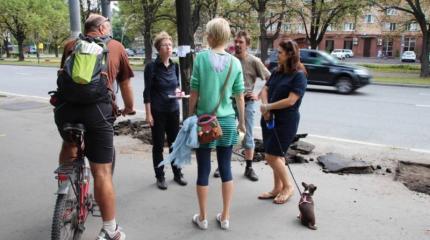 "Яблоко" асфальт пробило: зачем депутаты разрушают дороги "Яблоко" асфальт пробило: зачем депутаты разрушают дороги