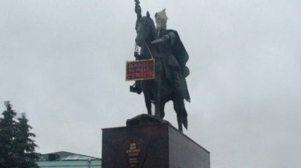 Россияне пришли в ярость из-за нового скандала с памятником Грозному Россияне пришли в ярость из-за нового скандала с памятником Грозному