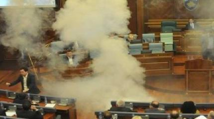 Депутаты заполнили парламент Косово дымом в знак протеста против соглашения с Сербией