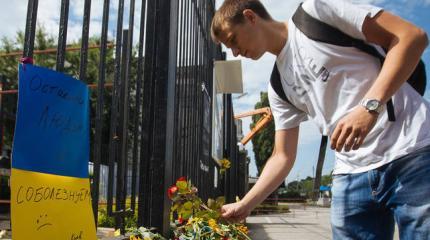 Киевляне несут цветы к посольству РФ в знак солидарности после авиакатастрофы в Египте