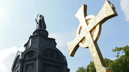 В Киеве вновь осквернен памятник князю Владимиру В Киеве вновь осквернен памятник князю Владимиру
