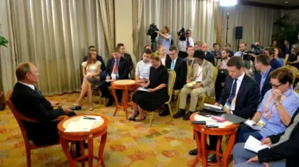 “Куда деваться, придётся общаться”:  Путин согласился на встречу с Порошенко