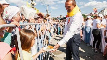 Политический зоопарк: глава Чувашии покормил свой народ через решетку Политический зоопарк: глава Чувашии покормил свой народ через решетку