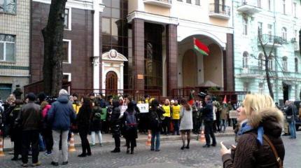 Взбунтовавшиеся киевляне требуют отставки посла Белоруссии на Украине Взбунтовавшиеся киевляне требуют отставки посла Белоруссии на Украине
