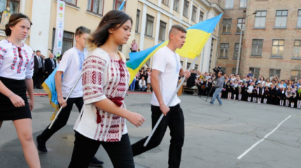 На Украине декоммунизировали школьную линейку