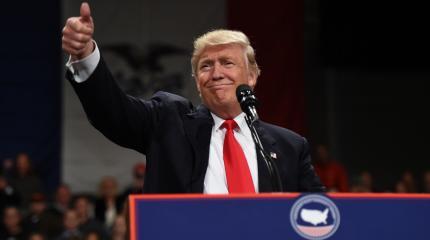 На выступлении Трампа развернули флаг СССР