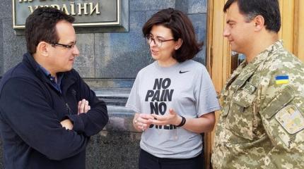 Вице-спикера Рады Сыроид увезла «скорая помощь» Вице-спикера Рады Сыроид увезла «скорая помощь»