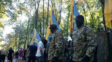 Националисты избили в Киеве переселенцев из Донбасса Националисты избили в Киеве переселенцев из Донбасса