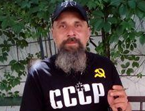 Декоммунизация головного мозга: в Киеве мужчину раздели за символику СССР Декоммунизация головного мозга: в Киеве мужчину раздели за символику СССР