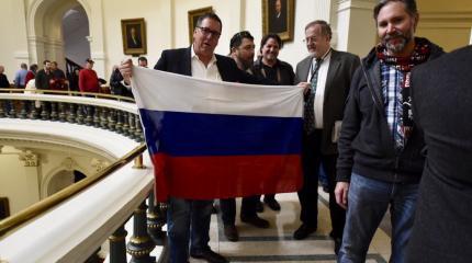 Американские выборщики проголосовали под российским флагом Американские выборщики проголосовали под российским флагом
