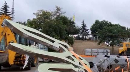 Украина: юбилей независимости, кости мамонта и падающие флагштоки