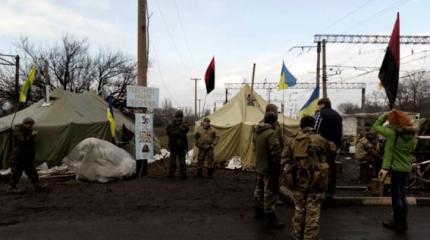 Местные жители матом прогнали боевиков-блокаторов Донбасса: «Убирайтесь!» Местные жители матом прогнали боевиков-блокаторов Донбасса: «Убирайтесь!»
