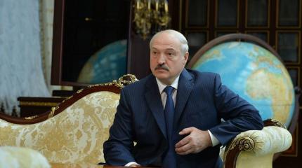 Лукашенко увязал возможность общения с Тихановской с диалогом Путина с Навальным