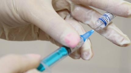 В Кремле оценили идею вакцинировать от коронавируса все население России В Кремле оценили идею вакцинировать от коронавируса все население России
