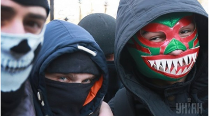 В предверии Дня Победы днепропетровская бандерва изготовилась для прыжка В предверии Дня Победы днепропетровская бандерва изготовилась для прыжка