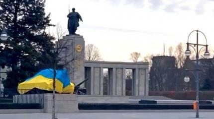 Мемориальный комплекс советским воинам в Берлине осквернён, полиция бездействует