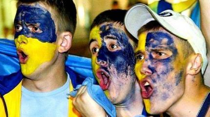 Толпа украинцев напала на девушку из-за футболки СССР Толпа украинцев напала на девушку из-за футболки СССР