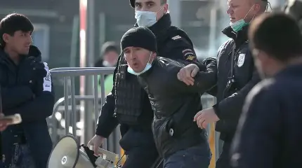 Жёсткие меры против мигрантов: в России введут новые ограничения приезжим Жёсткие меры против мигрантов: в России введут новые ограничения приезжим