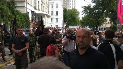 В Киеве массовые столкновения: Шабунина и Киву облили зеленкой В Киеве массовые столкновения: Шабунина и Киву облили зеленкой
