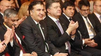 Саакашвили снова троллит Порошенко Саакашвили снова троллит Порошенко