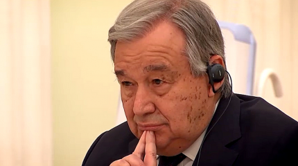 Нервное поведение генсека ООН на встрече с Путиным попало на видео Нервное поведение генсека ООН на встрече с Путиным попало на видео