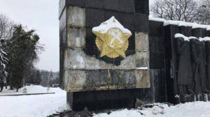 Война за нацию превращена в войну с могилами и памятью