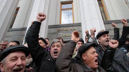 Тысячи протестующих украинцев вышли на Крещатик Тысячи протестующих украинцев вышли на Крещатик