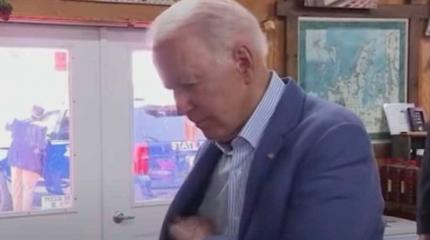 Ответы Байдена по шпаргалке разозлили американских пользователей Ответы Байдена по шпаргалке разозлили американских пользователей