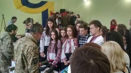 Гитлерюгенд на Украине: националисты УНСО учат школьников «резать русню» Гитлерюгенд на Украине: националисты УНСО учат школьников «резать русню»