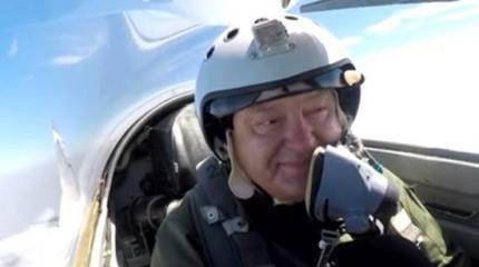 Украинцы высмеяли Порошенко за речь об авиации: свинка с крыльями Украинцы высмеяли Порошенко за речь об авиации: свинка с крыльями